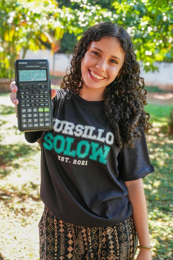 Estudiante del Cursillo Solow con calculadora científica