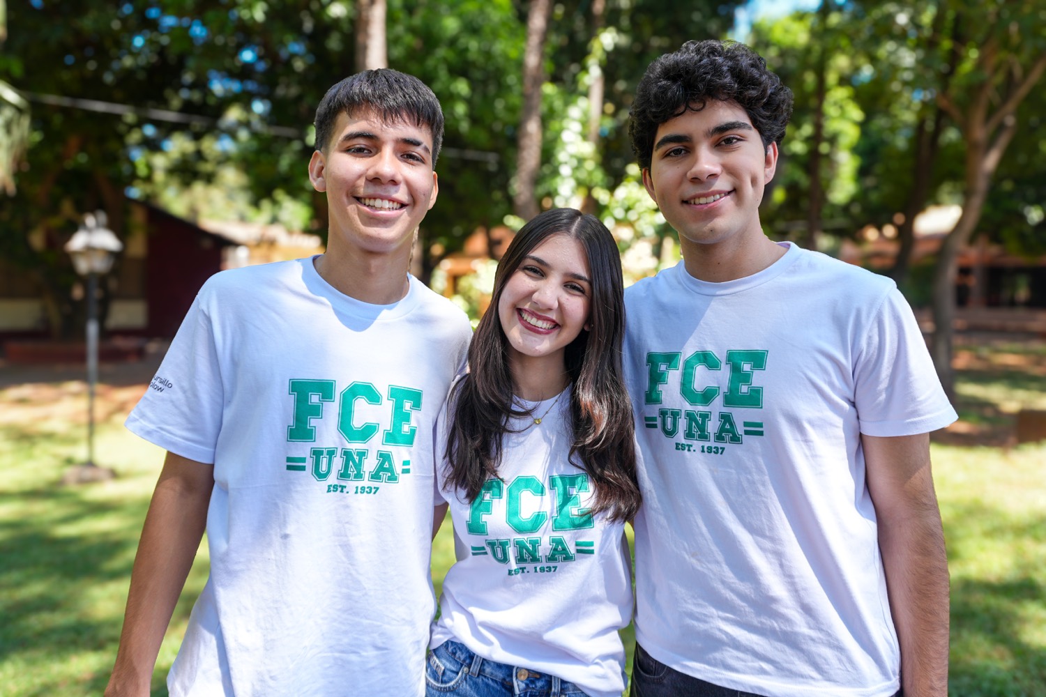 Estudiantes del Cursillo Solow con remeras FCE-UNA