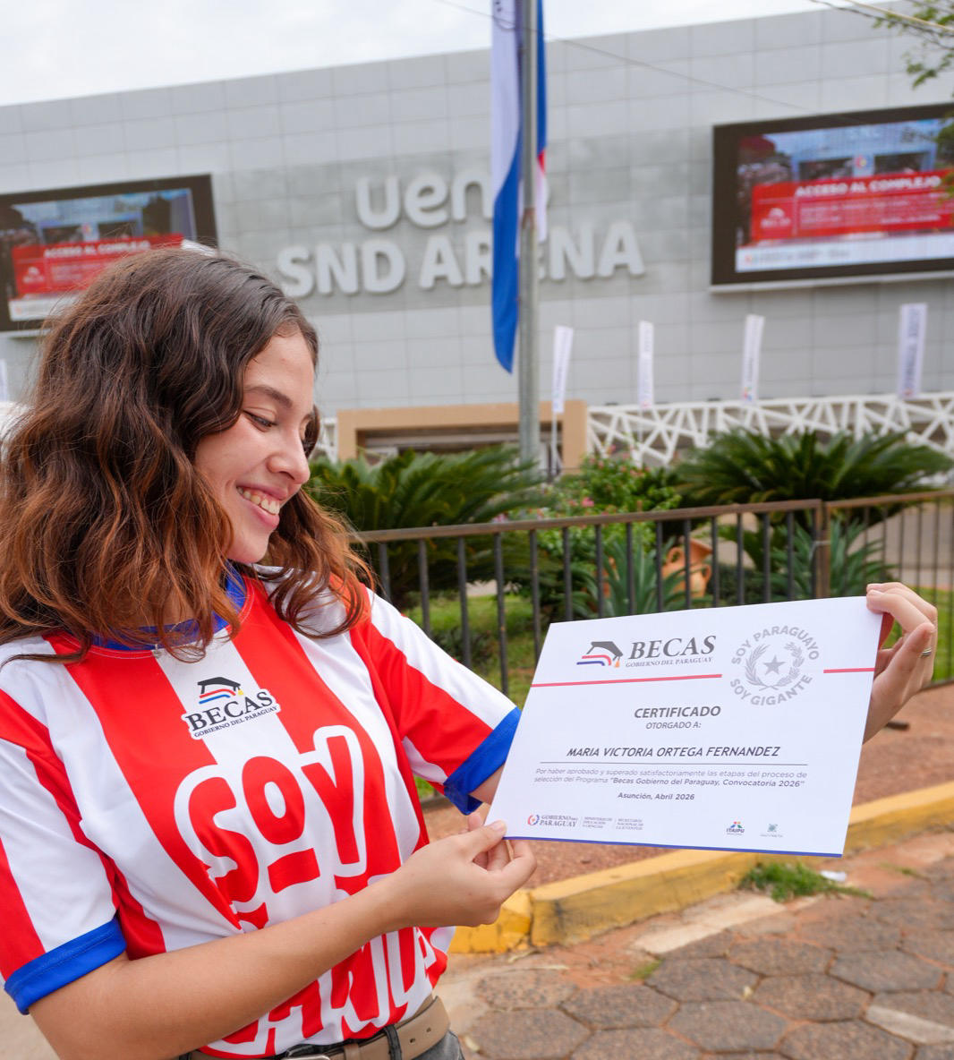 Becada del Cursillo Solow con su certificado — Becas Gobierno del Paraguay (Becas Itaipú)