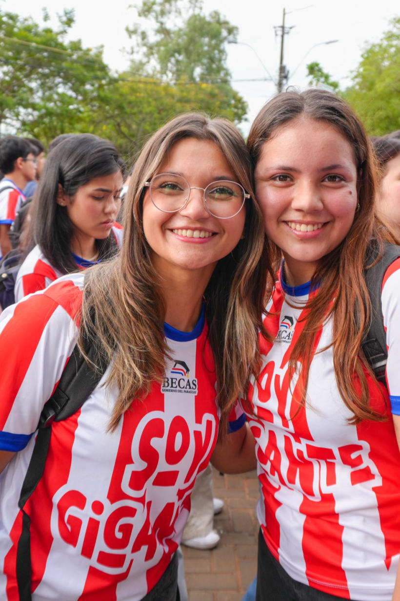 Becadas del Cursillo Solow celebrando — Becas Gobierno del Paraguay